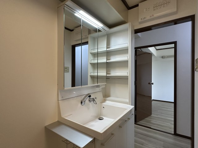 ガーデンハイツ須磨B棟の独立洗面台
