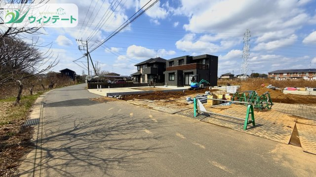 土浦市神立町2097番　新築戸建　A号棟の前面道路含む現地写真|現地では建築工事が着々と進んでいます。基礎部分からも敷地の広さが感じられ、開放感あふれる区画。