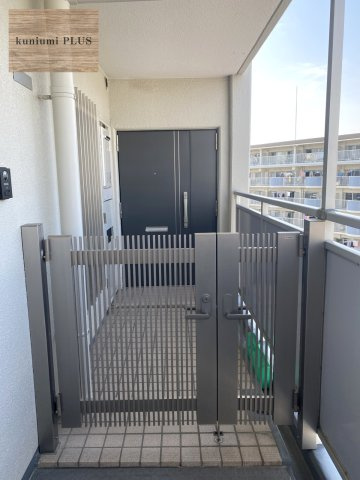 ファミールハイツ城東A棟の玄関|専用ポーチ3.9㎡