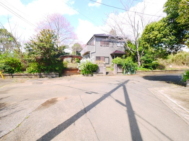 山武市横田　中古戸建の前面道路含む現地写真|平成8年11月築 4SLDK LDK21帖  敷地約80坪  駐車スペース2台分　家庭菜園が可能です
