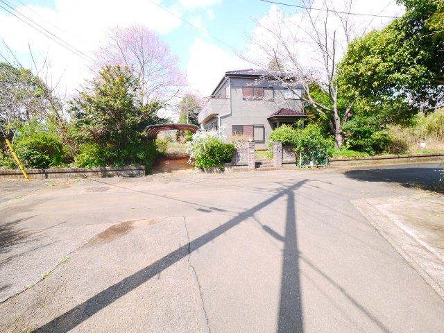 山武市横田　中古戸建の前面道路含む現地写真|平成8年11月築 4SLDK LDK21帖  敷地約80坪  駐車スペース2台分　家庭菜園が可能です