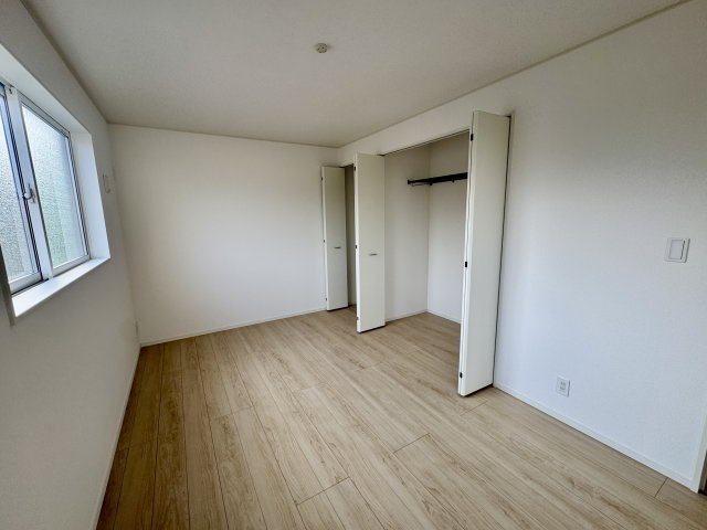 阪南市箱作第２　1号棟の洋室|圧倒的な収納力を備えた設計が、毎日の快適を支えます。空間を有効に使い、開放感溢れる暮らしを実現します