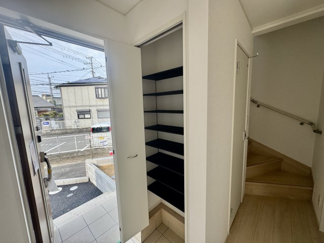阪南市箱作第２　1号棟の玄関|散らかりがちな靴をたっぷり収納できる玄関収納で、急な来客時も安心。