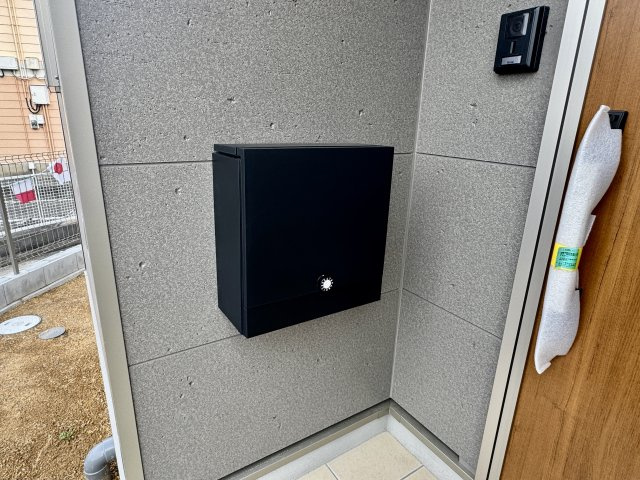 阪南市箱作第２　1号棟の玄関|宅配ボックス完備