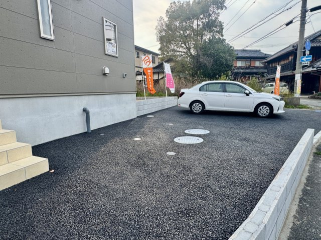 阪南市箱作第２　1号棟の駐車場|広々としたカースペースで３台駐車可能です