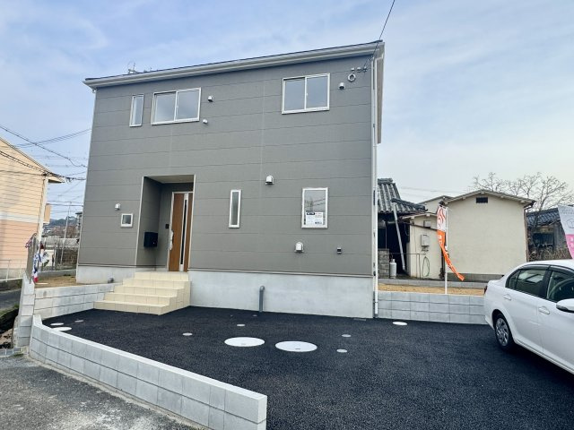 阪南市箱作第２　1号棟の駐車場|シンプルな外観で落ち着きのある１邸