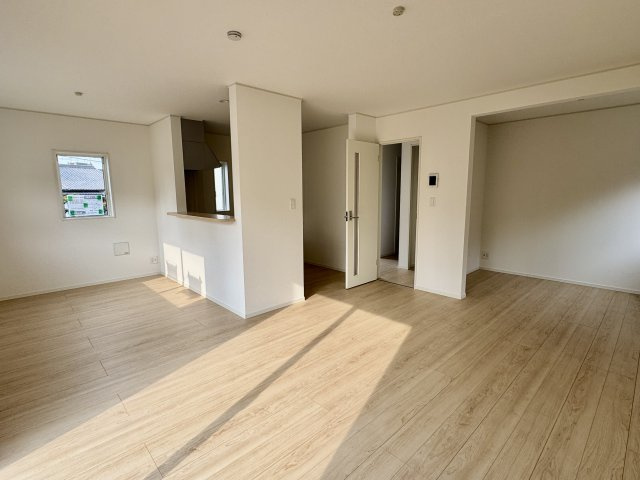 阪南市箱作第２　1号棟の居間・リビング|オール電化住宅。エコキュート付き。窓から差し込む豊かな光が、リビングをパッと明るく彩ります。