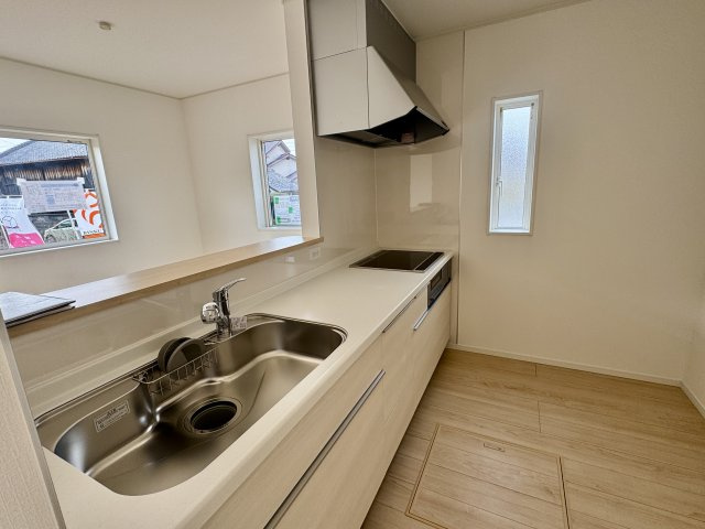 阪南市箱作第２　1号棟のキッチン|豊富な収納スペースと便利な浄水器を完備。対面式なので料理中もお子さまの様子を見守れる安心感があります