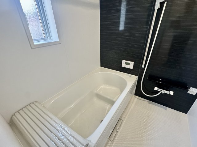 阪南市箱作第２　1号棟の浴室|足を伸ばせるワイドな浴槽が一日の疲れを解きほぐします。浴室乾燥機完備で、機能性も兼ね備えております。