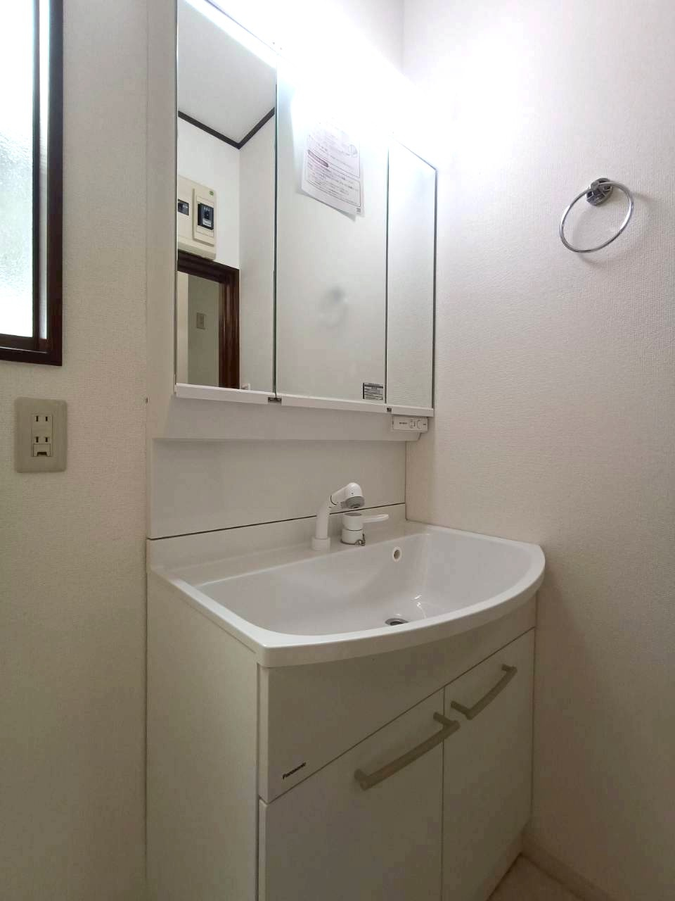 八潮市　緑町4丁目　中古戸建の洗面所|明るい洗面所です