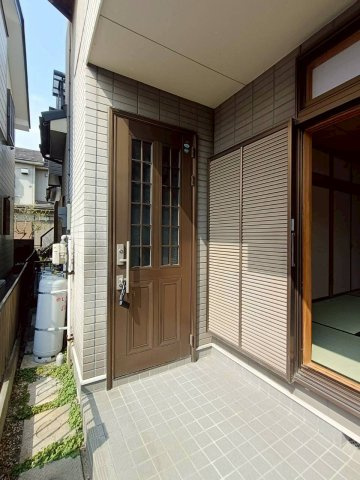 八潮市　緑町4丁目　中古戸建の玄関|収納もある玄関です