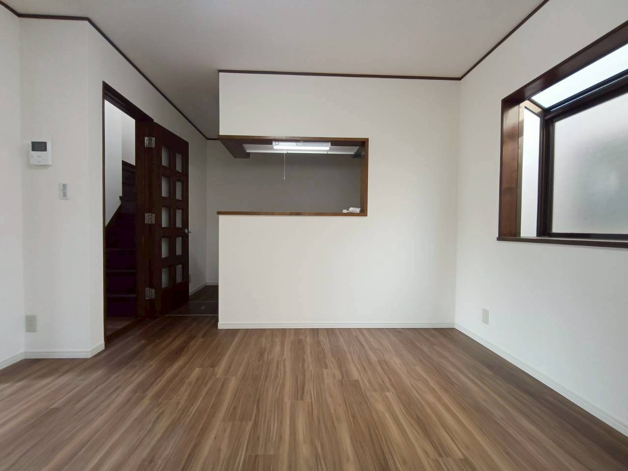 八潮市　緑町4丁目　中古戸建の居間・リビング|落ち着いた雰囲気に包まれて、ゆったりと家族団らんのひとときを過ごせます。
