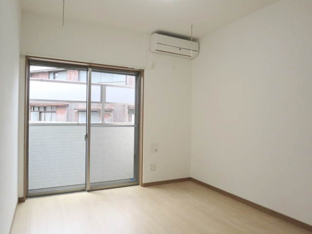 ル・ブランローズ小岩の居間・リビング|使いやすい６帖のフローリングのお部屋です♪