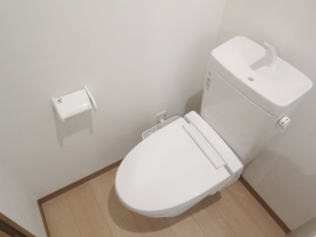 ル・ブランローズ小岩のトイレ|温水洗浄便座付のトイレです♪