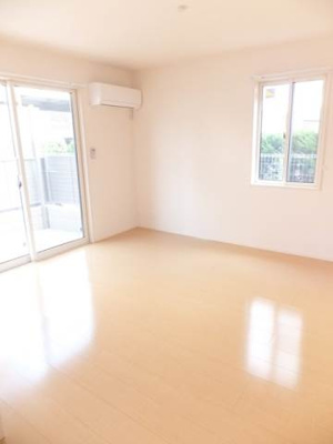 【居間・リビング】 | リベルテ大森 | ☆２面採光の明るいリビング☆