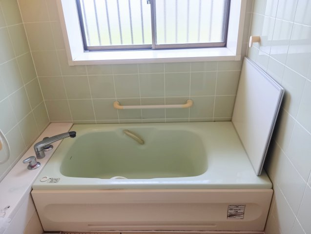 売中古戸建　藤枝市平島の浴室|浴槽はコンパクトなタイプです！