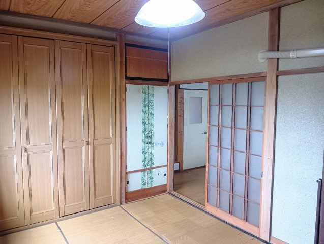 売中古戸建　藤枝市平島の和室|収納たっぷりのダイニングキッチン横の和室です！