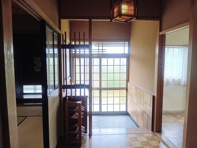 売中古戸建　藤枝市平島の玄関|昭和レトロな雰囲気の漂う、明るい玄関です！