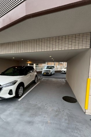 エストゥルース府中の駐車場