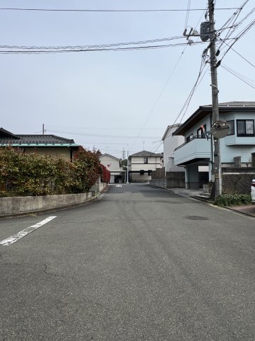 西伯郡伯耆町岸本　中古住宅（伯耆ニュータウン内）の前面道路含む現地写真