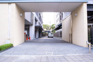 【駐車場】 | クレヴィアタワー中之島 | 【敷地内駐車場】きちんと整備されたきれいな駐車場です！十分な広さがあり、車の出し入れもスムーズ！
