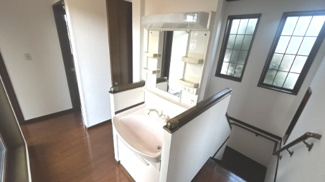 【独立洗面台】 | 千葉市花見川区長作町　中古一戸建て　京成本線『実籾』駅 | ２階洗面台
落ち着きとくつろぎを感じられる♪歯磨き粉が行方不明になるようなごちゃごちゃ感も解消。コーディネートされた空間で気持ちよく身だしなみを整えられます！
