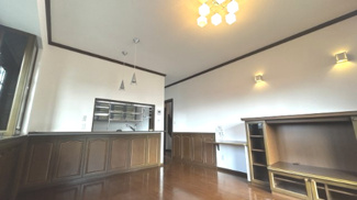 【ダイニング】 | 千葉市花見川区長作町　中古一戸建て　京成本線『実籾』駅 | 明るく開放的な空間が広がるリビングダイニング。室内には豊かな陽光が注ぎ込み、爽やかな住空間を演出。ホームパーティーでもゲストと一緒に料理を楽しみながら楽しい時間を過ごせそう。一生の思い出になる瞬間♪♪