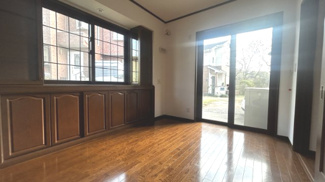 【洋室】 | 千葉市花見川区長作町　中古一戸建て　京成本線『実籾』駅 | ゆったりと安らげる洋室。寝室のゆとりが大きい分だけ、暮らしの安らぎは深まります。疲れを癒すだけでなく、ご夫婦の親密な語らいを紡ぎ出します。居心地がよく快適に過ごせる寝室の空間づくりにこだわりましょう。