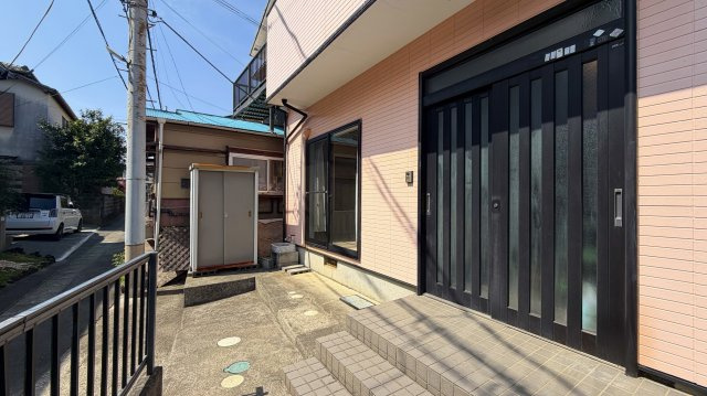 志下戸建のエントランス