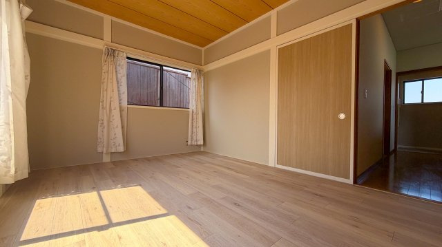 志下戸建の洋室
