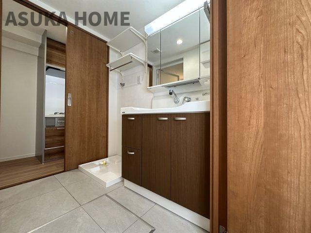 サングレイス小机の収納|ウオークインクローゼットになります。収納力があり、お部屋がすっきりしそうですね。