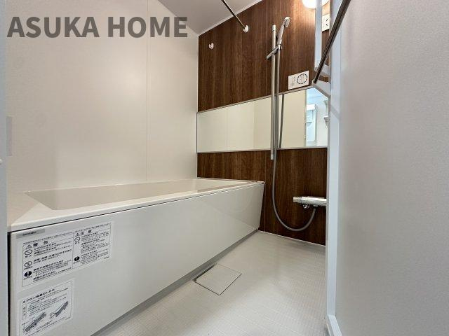 サングレイス小机の玄関|玄関には、全身鑑付のシューズボックスが設置されています。