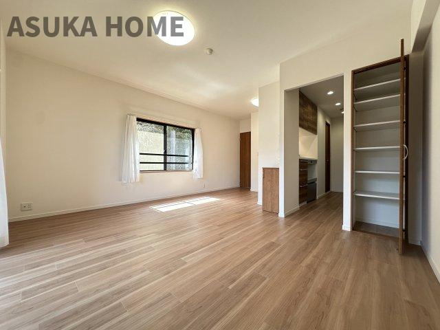 サングレイス小机の居間・リビング|角部屋になりますので、２面採光で明るいリビングです。