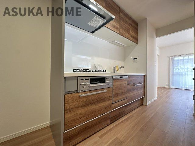 サングレイス小机の居間・リビング|システムキッチンの他、対面式カウンター付になります。広々LDKです。