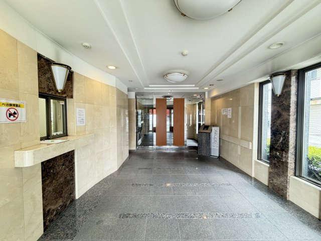 日神パレステージ北綾瀬第2のエントランス|瀟洒なエントランス内部はオートロック採用、宅配ロッカー完備です。
