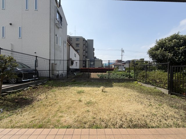 日神パレステージ北綾瀬第2の庭|33.75㎡の専有庭は採光良好でガーデニング等趣味の時間を満喫できる空間です。