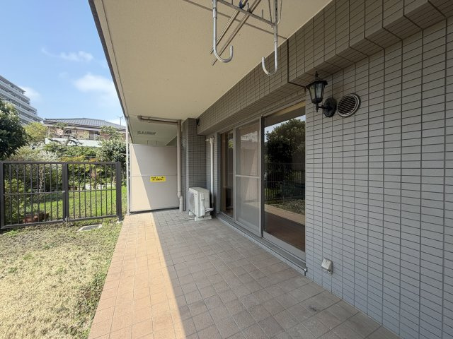 日神パレステージ北綾瀬第2のバルコニー|テラス部分が15㎡ついており専有庭と合わせてより開放的な空間を演出しております。