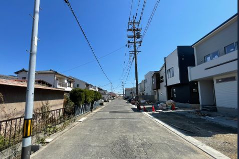 半田市前田町　1号棟の前面道路含む現地写真