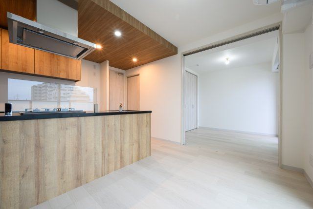 ピアッツァレント八木NORTHの居間・リビング|白を基調としたDK8.4帖　※同タイプのお部屋の写真です