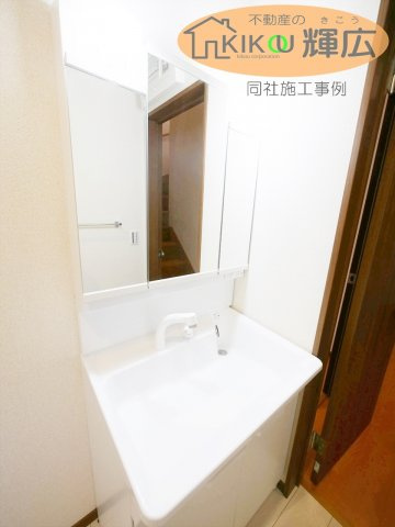 加古郡播磨町二子25-1期（全3棟）3号棟の独立洗面台|同社施工例です。