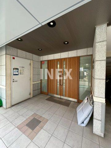 横浜市神奈川区鶴屋町２丁目の賃貸マンションのエントランス