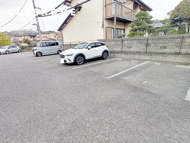 パーラアドニスの駐車場