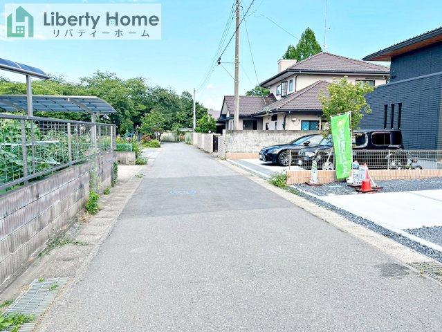 笠間市岩間駅西第3　2号棟　新築戸建の前面道路含む現地写真