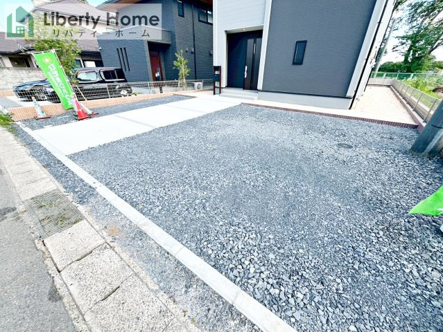 笠間市岩間駅西第3　2号棟　新築戸建の駐車場