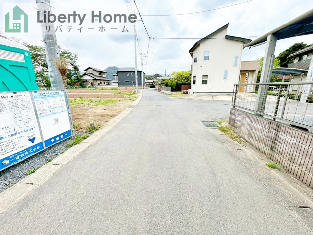 笠間市岩間駅西第3　2号棟　新築戸建の前面道路含む現地写真