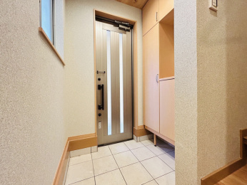 豊中市服部南町5丁目　中古戸建の玄関