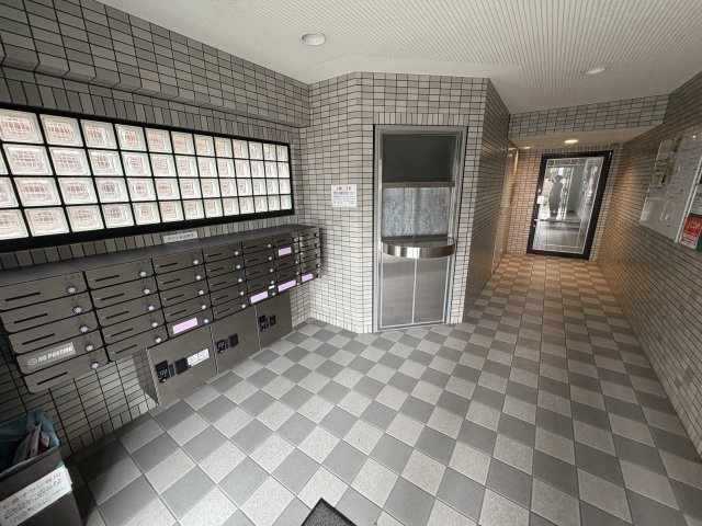 サウザー岡本のロビー
