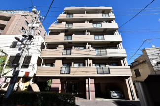 【外観】 | 青空によく映える建物です。手入れの行き届いた外壁やマンション正面エントランスなど、綺麗な姿をぜひ一度、現地にてご覧ください。～即日のご見学可能～　お問合せはお気軽にどうぞ。
