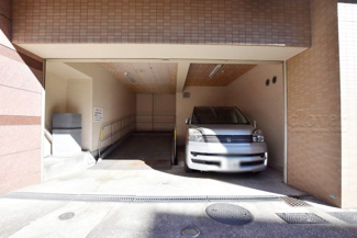 【駐車場】 | マンションの駐車場スペース。空きの有無や駐車料金、サイズ規定などについては、改めてお問い合わせください。～即日のご見学可能～　お問合せはお気軽にどうぞ。
