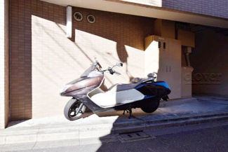 【駐車場】 | バイク置き場。空き区画の有無や駐輪料金、サイズおよび排気量規定などについては、改めてお問い合わせください。～即日のご見学可能～　お問合せはお気軽にどうぞ。
